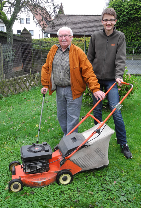 Tom Weber (re.) ist da, wenn Hilfe gebraucht wird. Er unterstützt Ulrich Klein u.a. beim Rasenmähen. Foto: Gemeinde