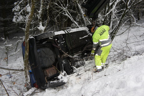 2015-02-02_Wilnsdorf_B54_Pkw_in_Graben_wegen_Schnee_Foto_Hercher_05