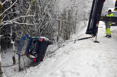 2015-02-02_Wilnsdorf_B54_Pkw_in_Graben_wegen_Schnee_Foto_Schade_02