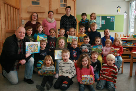 DRK-Pflegedienstleiter Helmut Gerdesmeier (links) übergab dem DRK-Kindergarten Team und den Kindergartenkindern aus Oberdielfen Spiele und Puzzles im Gesamtwert von 200 Euro.