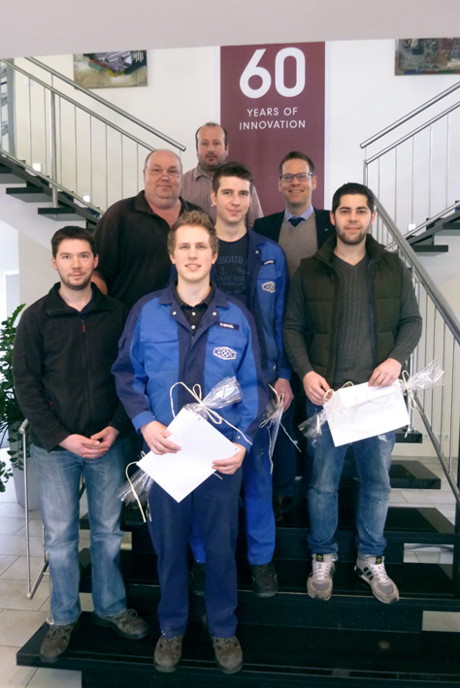 vordere Reihe von links: Philipp Becher (Ausbilder), Simon Henkel (Industriemechaniker); mittlere Reihe von links: Stephan Schulte (Ausbilder), Joscha Spies (Industriemechaniker), Jonas Rubertus (Zerspanungsmechaniker); hintere Reihe von links: Andreas Würden (Betriebsrat), Mark Georg (Geschäftsführer) Es fehlt auf dem Bild: Lorenz Weller (Industriemechniker)