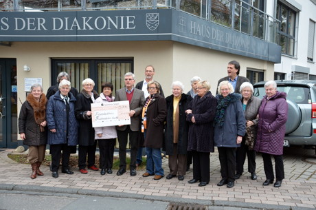 Die Sprecherinnen Edith Schmidt vom Bastelkreis Kreuztal sowie Agnes Dickel vom Handarbeitskreis Buschhütten, sowie die vielen Frauen aus den beiden Gruppen, überreichten dem Vorsitzenden des Freundeskreis Diakoniestation, Dr. Wolfgang Böhringer, am Mittwochabend einen Scheck in Höhe von 3.000 Euro. (Foto: oo)