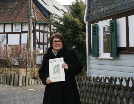 Seniorenberaterin Bettina Großhaus-Lutz sucht nach bewegenden, heiteren, spannenden und nachdenklichen Geschichten und Gedichten, die sich mit dem Leben und Arbeiten im Freien Grund – insbesondere in den Ortsteilen der Gemeinde Neunkirchen beschäftigen – so wie bei der 1. Ausgabe aus dem Jahr 1992.