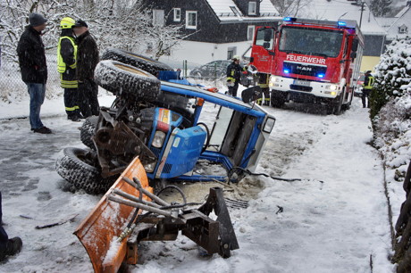 2015-02-23_Rudersdorf_Schulstasse_Traktor_beim_Schneeräumen_umgekippt_Foto_Hercher_01