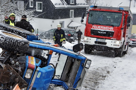 2015-02-23_Rudersdorf_Schulstasse_Traktor_beim_Schneeräumen_umgekippt_Foto_Hercher_02