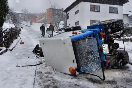 2015-02-23_Rudersdorf_Schulstasse_Traktor_beim_Schneeräumen_umgekippt_Foto_Hercher_03
