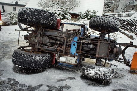 2015-02-23_Rudersdorf_Schulstasse_Traktor_beim_Schneeräumen_umgekippt_Foto_Hercher_04