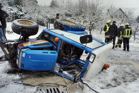 2015-02-23_Rudersdorf_Schulstasse_Traktor_beim_Schneeräumen_umgekippt_Foto_Hercher_05