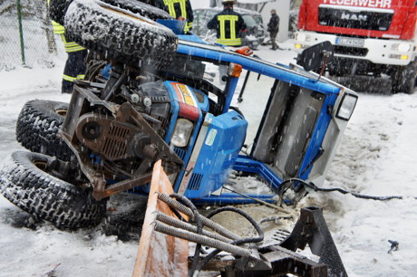 2015-02-23_Rudersdorf_Schulstasse_Traktor_beim_Schneeräumen_umgekippt_Foto_Hercher_06