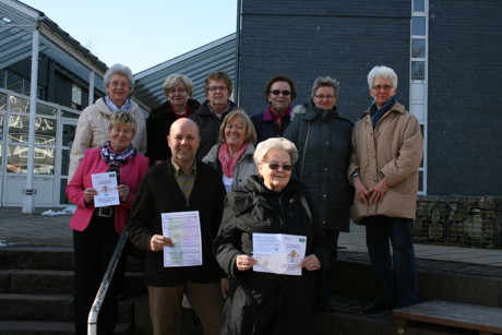Johannes Schneider von der Gemeindeverwaltung, Organisatorin Renate Wingenroth (vorne rechts) und ihr Team stellten jetzt den Veranstaltungsflyer der 9. Gesundheitswoche im Neunkirchener Rathaus vor.