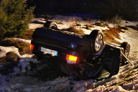 2015-02-27_Wilnsdorf_B54_Kalteiche_VUP_Pkw_auf_Dach_Foto_Hercher_1
