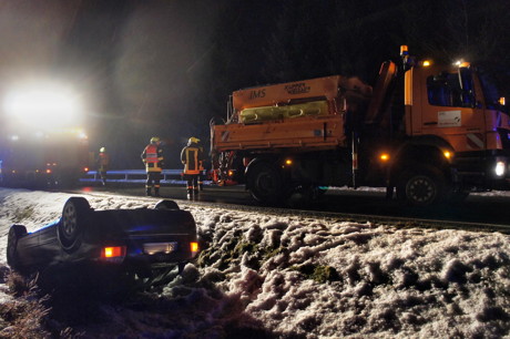 2015-02-27_Wilnsdorf_B54_Kalteiche_VUP_Pkw_auf_Dach_Foto_Hercher_2