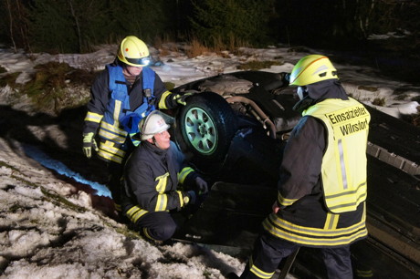 2015-02-27_Wilnsdorf_B54_Kalteiche_VUP_Pkw_auf_Dach_Foto_Hercher_5