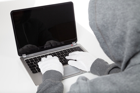 hacker am laptop