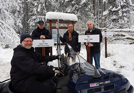 Foto: (im Vordergrund) Werner Krönert, SGV Zinse, von hinten links: Alfred Gajewski, SGV Hilchenbach, Hilchenbachs Bürgermeister Hans-Peter Hasenstab und Erndtebrücks Beigeordneter Thomas Müsse