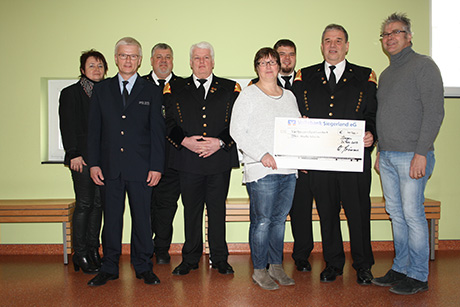 Im Bild (v. l.): Gina Dreisbach, Uwe Weinhold (beide Öffentlichkeitsarbeit bei der Kreispolizeibehörde Siegen-Wittgenstein), Michael Hänel und Michael Dreisbach (Bergknappen), Bettina Kowatsch, Carsten Daub und Werner Schönau (Bergknappen) sowie Scott Lawton