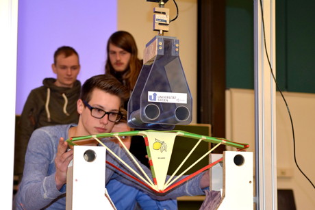 Wesley Klingauf legt die Brücke des Gymnasiums Wilnsdorf auf den Prüfstand. 33,35 Kilo hielt die Brücke bei einem Eigengewicht von 178,7 Gramm aus, Platz 2!