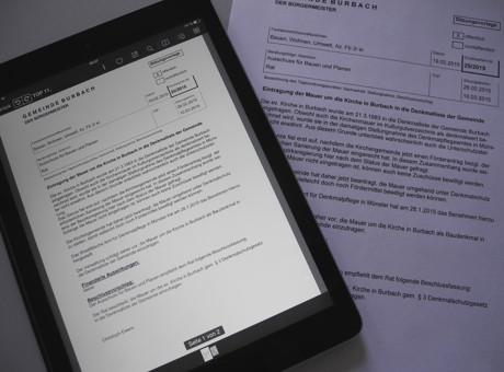 Die elektronische Vorlage, die über eine App via IPad abgerufen wird, ersetzt in Burbach die Papierausgabe. (Foto: Gemeinde Burbach)