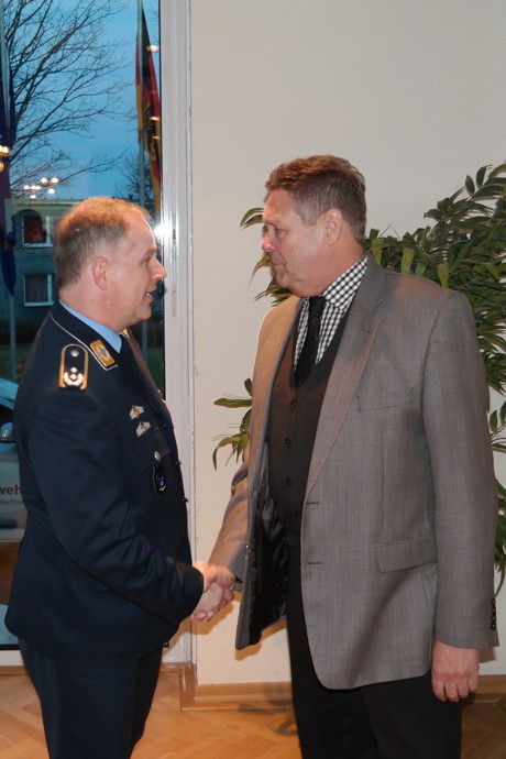Oberstleutnant Lars Hoffmann, Standortältester und Kommandeur des Einsatzführungsbereich 2 (l.), begrüßt den Abgeordneten des Deutschen Bundestages, Willi Brase (r.) im Hachenberg Casino.