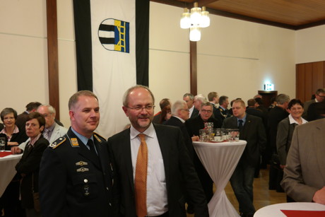 Oberstleutnant Lars Hoffmann, Standortältester und Kommandeur des Einsatzführungsbereich 2 (l.), mit dem Abgeordneten des Deutschen Bundestages, Volkmar Klein (r.) im Hachenberg Casino.