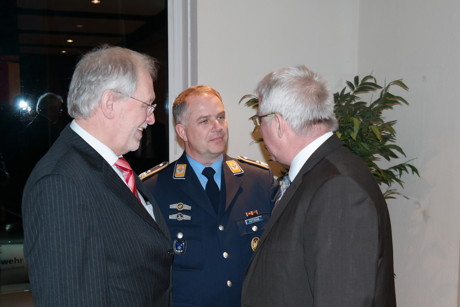 Oberstleutnant Lars Hoffmann, Standortältester und Kommandeur des Einsatzführungsbereich 2 (M.) und Bürgermeister Karl Ludwig Völkel (l.) begrüßen gemeinsam den Abgeordneten des Landtages, Falk Heinrichs (r.) im Hachenberg Casino.