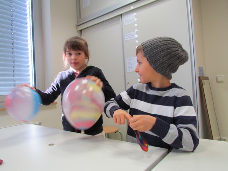 Erijon und Anastasia haben beim „Experiment des Monats“ des Bildungsbüros des Kreises Siegen-Wittgenstein immer wieder die Luftballons kreisen lassen. (Foto: Kreis)