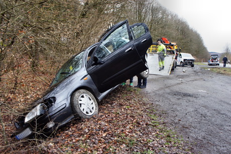 2015-03-22_Wilnsdorf_B54_Pkw_kracht_gegen_geparkten_Bulli_Foto_Hercher_01