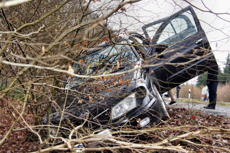 2015-03-22_Wilnsdorf_B54_Pkw_kracht_gegen_geparkten_Bulli_Foto_Hercher_04