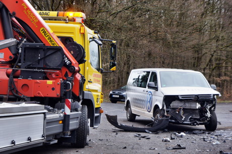 2015-03-22_Wilnsdorf_B54_Pkw_kracht_gegen_geparkten_Bulli_Foto_Hercher_05