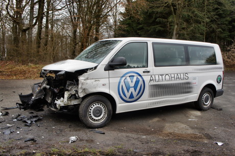 2015-03-22_Wilnsdorf_B54_Pkw_kracht_gegen_geparkten_Bulli_Foto_Hercher_07