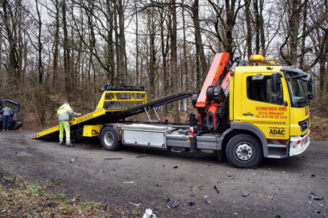 2015-03-22_Wilnsdorf_B54_Pkw_kracht_gegen_geparkten_Bulli_Foto_Hercher_09