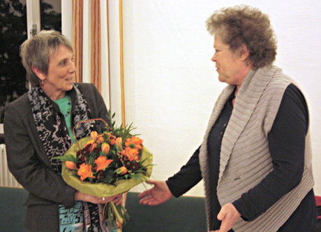 Vorsitzende Bärbel Müller-Späth (r.) verabschiedet die langjährige Schatzmeisterin Doris Schepp (l.) (Foto: Verein)
