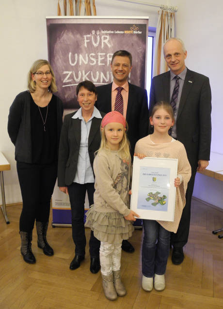 Die Garten-AG der Grundschule Holzhausen wurde mit dem RWE-Klimaschutzpreis ausgezeichnet: Bürgermeister Christoph Ewers (r.) und RWE-Vertreter Peter Imhäuser (2.v.r.) überreichten die Urkunde an Tatjana Schuh, Ute Kring-Fey, Luise Schuh und Linn Froboese (v.l.)