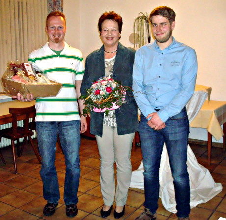 von links: Den scheidenden Vorsitzende Marc hopffmann, die neue Vorrsitzende Sigrid Zimmermann und den neuen Stellvertreter Michael Kolodzig.