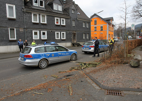 2015-03-26_Kreuztal-Littfeld_Pkw_in_Haus_gefahren_Foto_mh_01_Foto_wirSiegen_1
