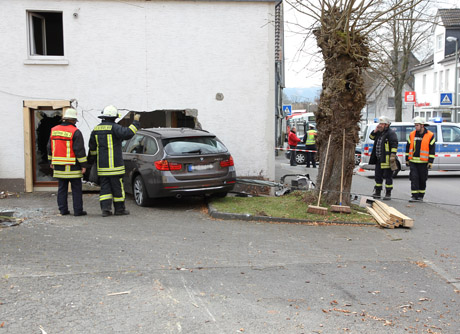 2015-03-26_Kreuztal-Littfeld_Pkw_in_Haus_gefahren_Foto_mh_01_Foto_wirSiegen_5