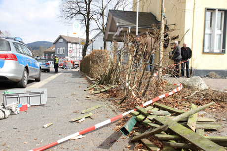 2015-03-26_Kreuztal-Littfeld_Pkw_in_Haus_gefahren_Foto_mh_01_Foto_wirSiegen_8