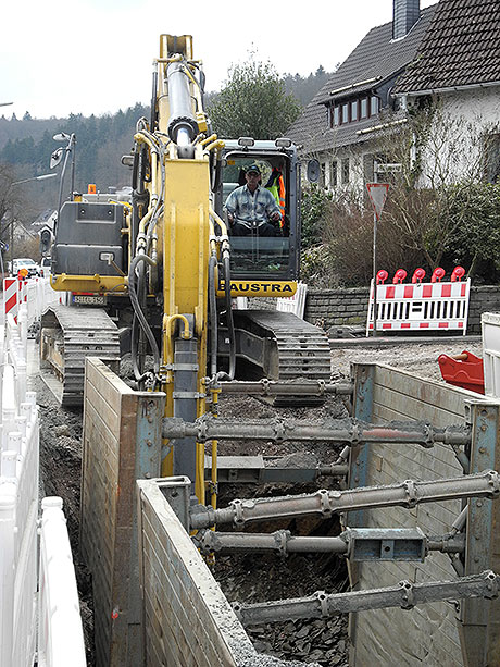 Mit großem Gerät wird derzeit in Niederdresselndorf auch an der Kanalisation gearbeitet, die im Zuge der Erneuerung der Ortsdurchfahrt ebenfalls saniert wird. | Foto: Gemeinde Burbach