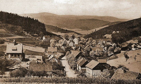Die historische Ansichtskarte aus dem Jahr 1925 zeigt Obersdorf mit Blick vom Marienhain Richtung Eisern. (Repro: Gerhard W. Göbel)