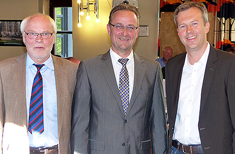 Bürgermeister Hans-Peter Hasenstab (parteilos, Bildmitte) und seine Stellvertretung Klaus Stötzel (SPD, l.) Olaf Kemper (CDU, r.) | Foto: Stadt Hilchenbach