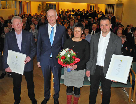 Hans-Heinrich Freund (l.) und Kai Langenbach (r.) mit Ehefrau Anna Lena wurden von Bürgermeister Christoph Ewers (2 v. l.) für ihr ehrenamtliche Engagement ausgezeichnet. Es fehlt Hans-Peter Ginsberg.