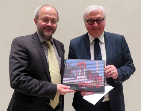 Bundestagsabgeordneter Volkmar Klein (CDU) überreichte am 26.03.2015 in Berlin das neueste Buch des Künstlers Thomas Kellner an den Außenminister Frank-Walter Steinmeier. (Foto: privat)
