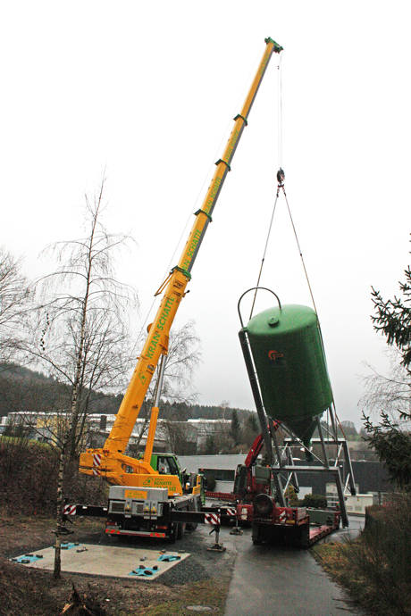 Im Dezember wurden im Wilnsdorfer Industriegebiet Lehnscheid zwei neue Silos aufgestellt, die die dezentrale Streusalzversorgung der Gemeinde sichern. (Foto: Gemeinde)