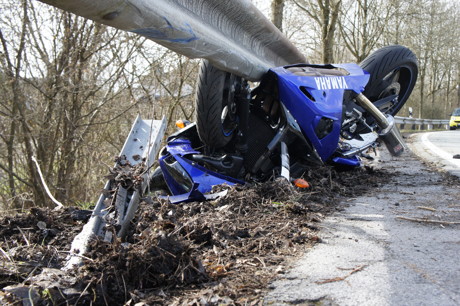 2015-04-03_Wilnsdorf_K25_Einsiedelstr_VU_Motorrad_unter_Schutzplanke_Foto_Hercher_01