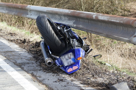 2015-04-03_Wilnsdorf_K25_Einsiedelstr_VU_Motorrad_unter_Schutzplanke_Foto_Hercher_03