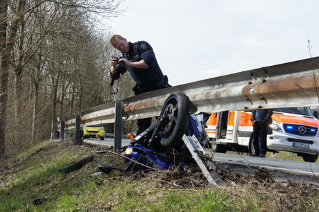 2015-04-03_Wilnsdorf_K25_Einsiedelstr_VU_Motorrad_unter_Schutzplanke_Foto_Hercher_05