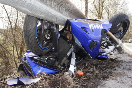 2015-04-03_Wilnsdorf_K25_Einsiedelstr_VU_Motorrad_unter_Schutzplanke_Foto_Hercher_06
