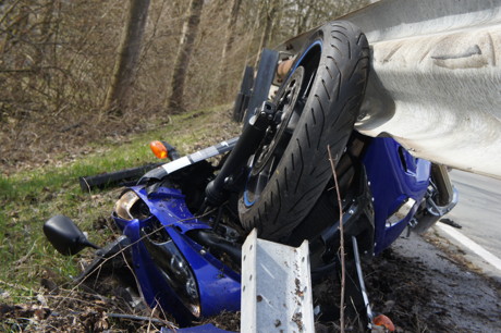 2015-04-03_Wilnsdorf_K25_Einsiedelstr_VU_Motorrad_unter_Schutzplanke_Foto_Hercher_07
