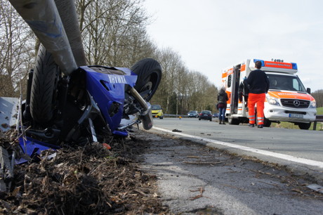 2015-04-03_Wilnsdorf_K25_Einsiedelstr_VU_Motorrad_unter_Schutzplanke_Foto_Hercher_09