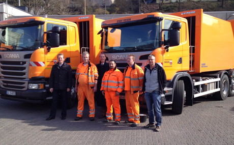 Zwei der drei neuen Müllfahrzeuge stehen bereits im Fuhrpark der Siegener Stadtreinigung – Nummer drei kommt bis Ende Mai. Auf dem Bild von links: Bürgermeister Steffen Mues, Mitarbeiter Mario Linnbrügger, Stadtbaurat Michael Stojan, die Mitarbeiter Hüseyin Yildiz und Gerd Bohland sowie Müllabfuhr-Meister Horst Krüger. (Foto: Stadt)